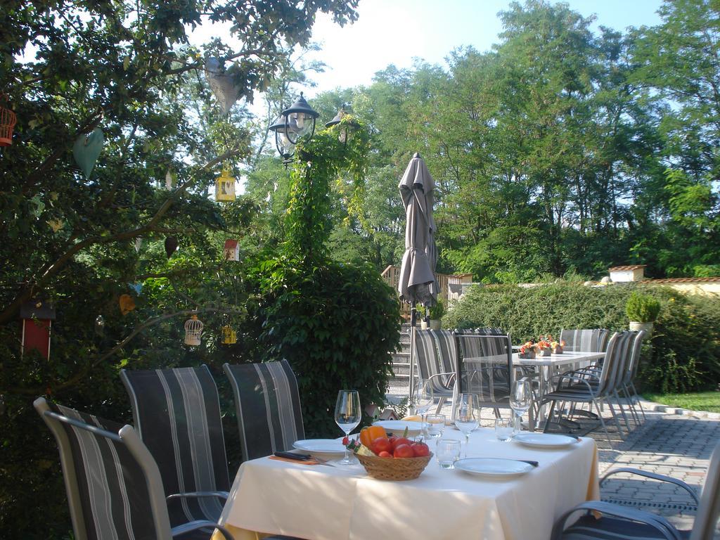 Pension Rudi - Weingut Kellner Hotel Pulkau Exterior photo